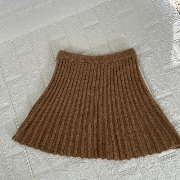 Pleated skirt. Polyester.  Elastic waist.  New. - Picture 1 of 1